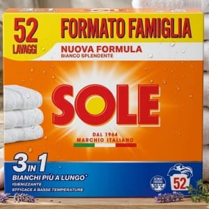 Proszek Sole Bianco Splendente – 52 Prania (Z Sodą Oczyszczoną) 🧺💥 Koniec z poszarzałą bielą i niedopranymi plamami! 👚❌ Ten proszek to bezwzględna formuła 3w1, która przywraca ubraniom fabryczną, głęboką biel i dba o pełną higienę Twoich tkanin. 🧼✨ ⚡ Szybki konkret – dlaczego działa? Moc Bicarbonato (Sody): 🌿 Naturalnie zmiękcza wodę i podbija skuteczność prania, całkowicie eliminując brzydkie zapachy! 💨 Pogromca trudnych plam: 🎯 Specjalne enzymy (proteazy) natychmiast rozbijają najgorsze zabrudzenia z tłuszczu, trawy, krwi, jajek czy mleka. 🥩🌱🍳 Ochrona przed szarzeniem: 👑 Aktywnie walczy z żółknięciem materiału, dbając o śnieżnobiały odcień na znacznie dłużej. 🤍 Działa już w 30°C: 🌡️ Skuteczna dezynfekcja i czystość w niskich temperaturach – bezpiecznie dla ubrań i oszczędnie dla portfela! 💰🔌 Wydajne opakowanie: 📦 Duży rodzinny format starcza aż na 52 pełne prania! 🌀 📋 Informacje o produkcie: Zastosowanie: Tkaniny białe i jasne (koszule, pościel, obrusy, ręczniki). 👔🛌 Typ: Proszek do pralki automatycznej oraz do prania ręcznego. 🧼👐 Wydajność: 52 misurini (miarki). ⚖️ 👑 Tytuł SEO: Włoski Proszek do Prania Białego Sole Bianco Splendente Soda 52p Oryginał z Włoch 🇮🇹 Nasza gwarancja: Jesteśmy Włochami i sprowadzamy ten towar bezpośrednio z naszego kraju! ✈️📦 To dokładnie ten sam, oryginalny proszek, który stoi w naszych rodzinnych domach w Italii – żadne gorsze wersje produkcyjne robione specjalnie na eksport. Czysta, włoska jakość prosto na Twoje półki! 🛒❤️