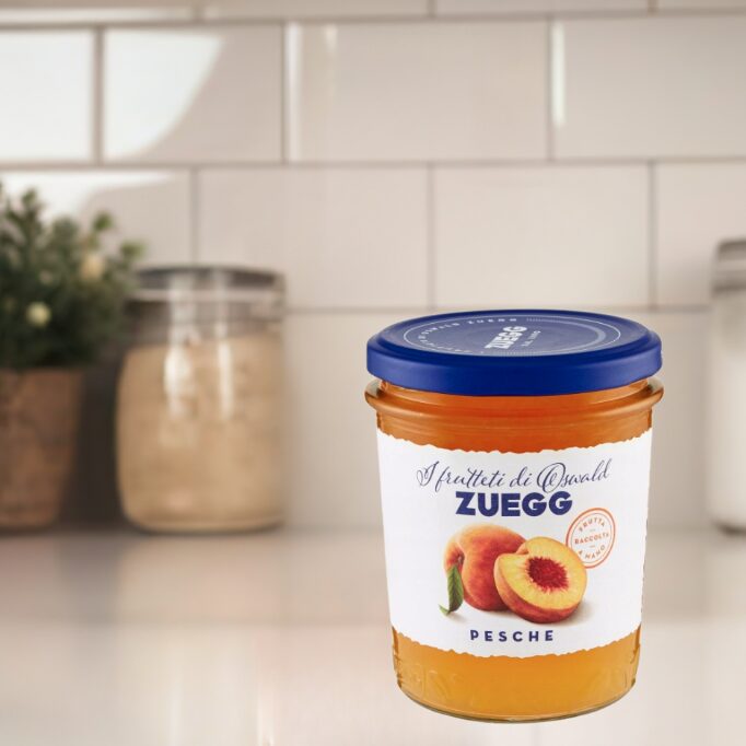 Słoik dżemu brzoskwiniowego Zuegg 320 g z widocznymi kawałkami owoców