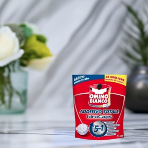 Opakowanie 12 sztuk Omino Bianco kapsułki odplamiające IdroCaps 5w1.