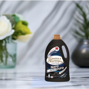 Butelka Spuma di Sciampagna płyn do czarnego Nero Puro, higienizujący detergent na 36 prań.