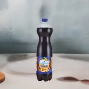 Duża butelka San Benedetto Chinotto 1,5L, włoski napój na imprezę.